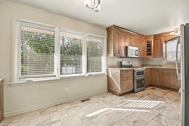 8533 W Sun Valley Drive, Palos Hills, IL 60465