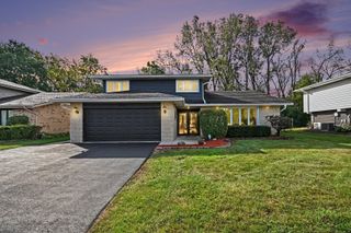 8533 W Sun Valley Drive, Palos Hills, IL 60465