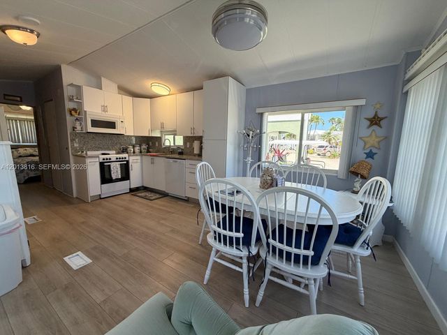 979 Nettles Blvd, Jensen Beach, FL 34957