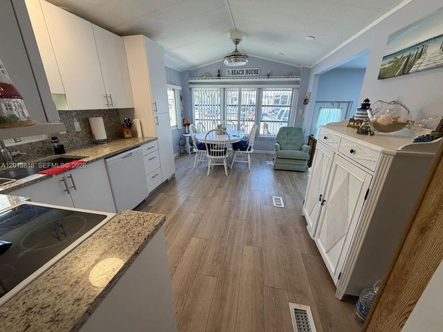 979 Nettles Blvd, Jensen Beach, FL 34957