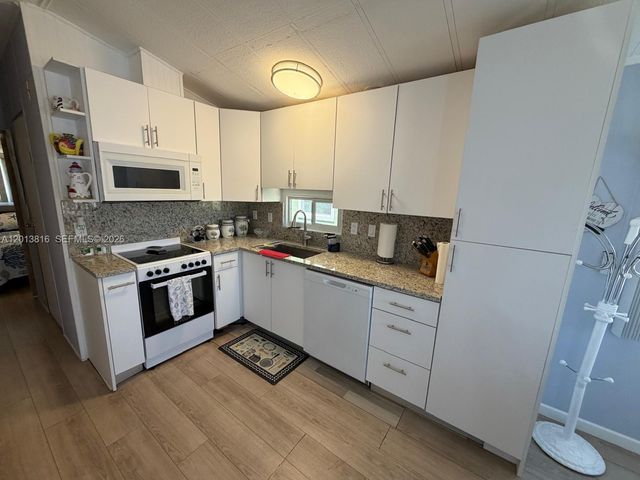 979 Nettles Blvd, Jensen Beach, FL 34957