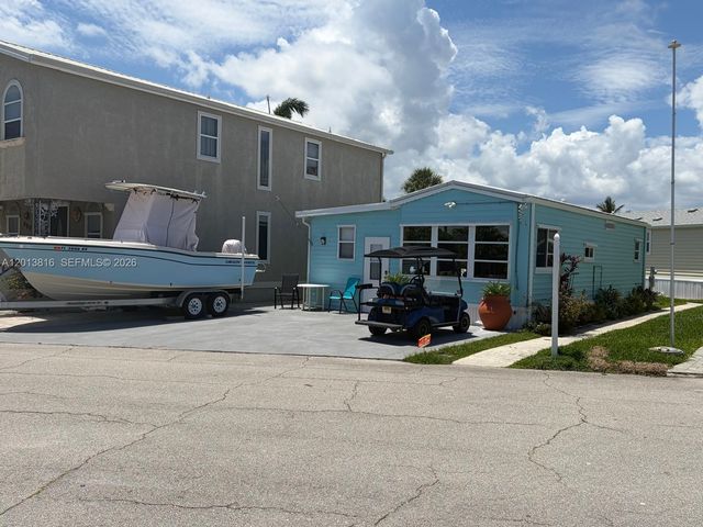 979 Nettles Blvd, Jensen Beach, FL 34957