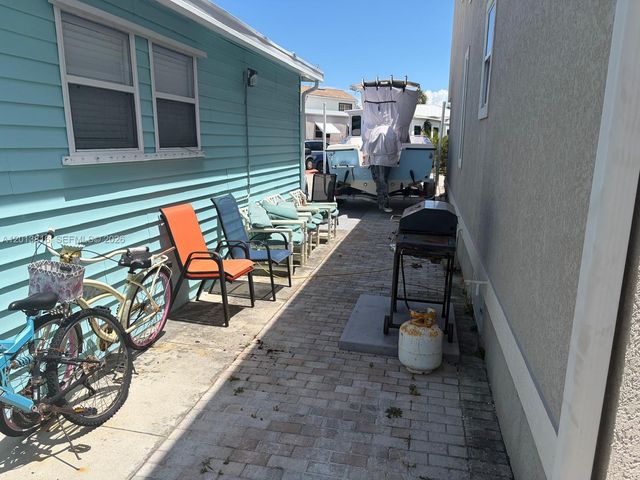 979 Nettles Blvd, Jensen Beach, FL 34957