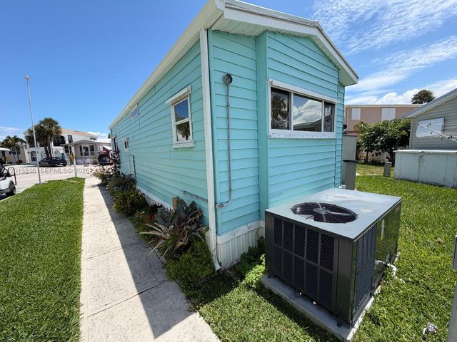 979 Nettles Blvd, Jensen Beach, FL 34957
