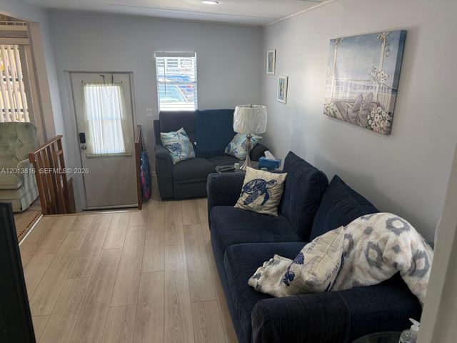 979 Nettles Blvd, Jensen Beach, FL 34957