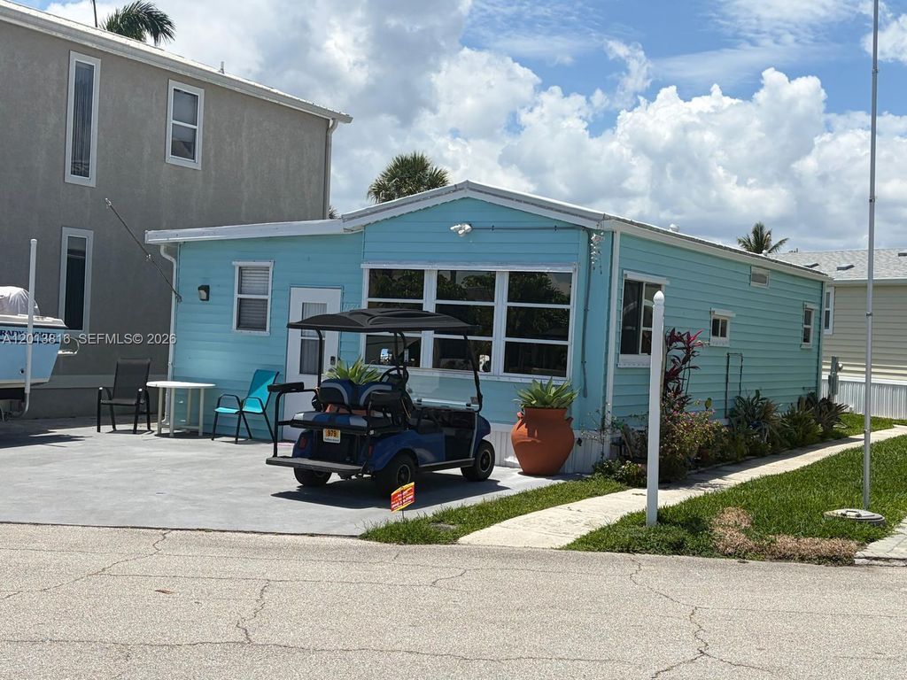 979 Nettles Blvd, Jensen Beach, FL 34957
