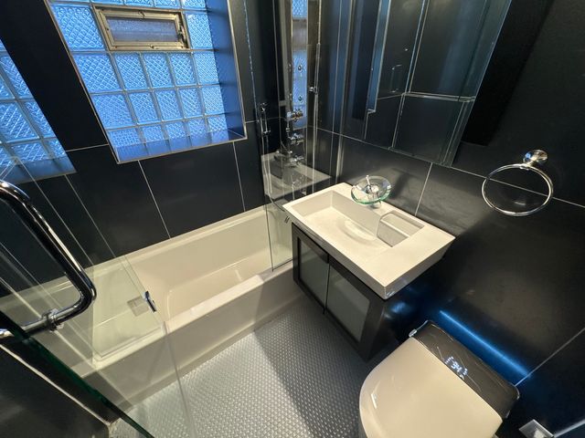 2437 W North Shore Avenue 2, Chicago, IL 60645