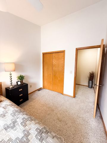 2225 Ranchview Lane N 1, Plymouth, MN 55447