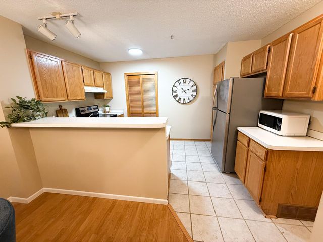 2225 Ranchview Lane N 1, Plymouth, MN 55447