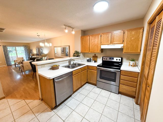 2225 Ranchview Lane N 1, Plymouth, MN 55447