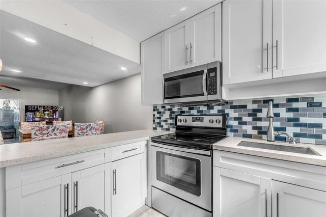 8025 NW 8th Street 13, Miami, FL 33126