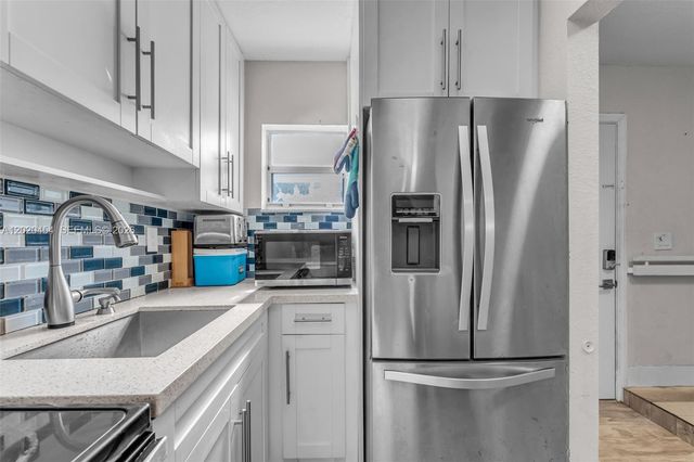 8025 NW 8th Street 13, Miami, FL 33126