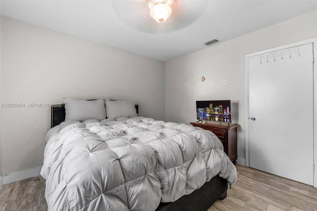 8025 NW 8th Street 13, Miami, FL 33126