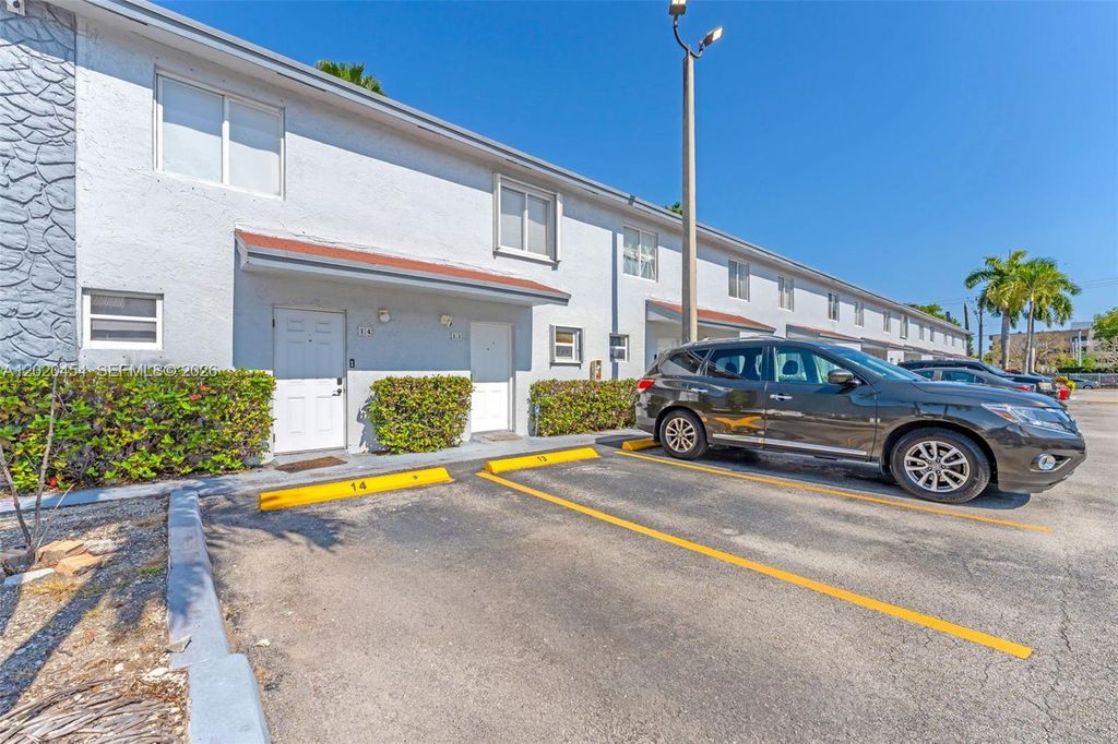 8025 NW 8th Street 13, Miami, FL 33126