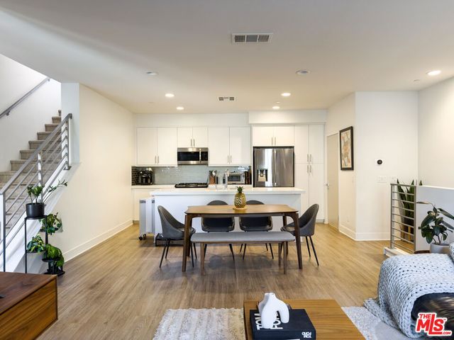 2111 N Cahuenga Boulevard 2, Los Angeles, CA 90068