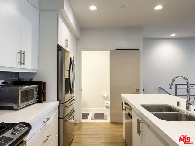 2111 N Cahuenga Boulevard 2, Los Angeles, CA 90068