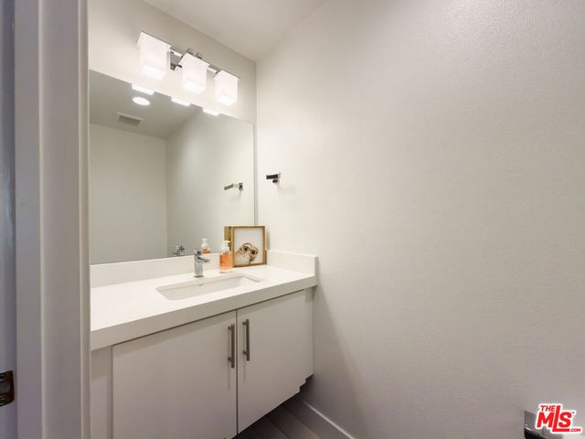 2111 N Cahuenga Boulevard 2, Los Angeles, CA 90068