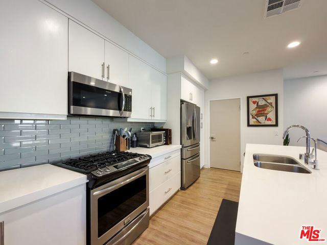 2111 N Cahuenga Boulevard 2, Los Angeles, CA 90068