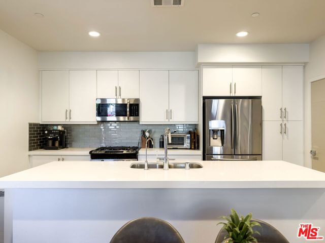 2111 N Cahuenga Boulevard 2, Los Angeles, CA 90068