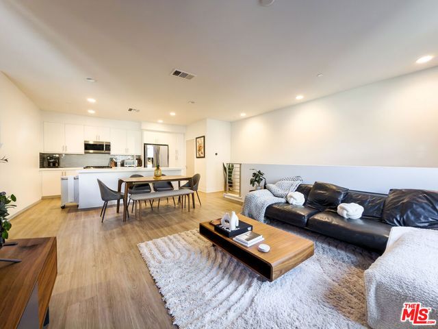 2111 N Cahuenga Boulevard 2, Los Angeles, CA 90068