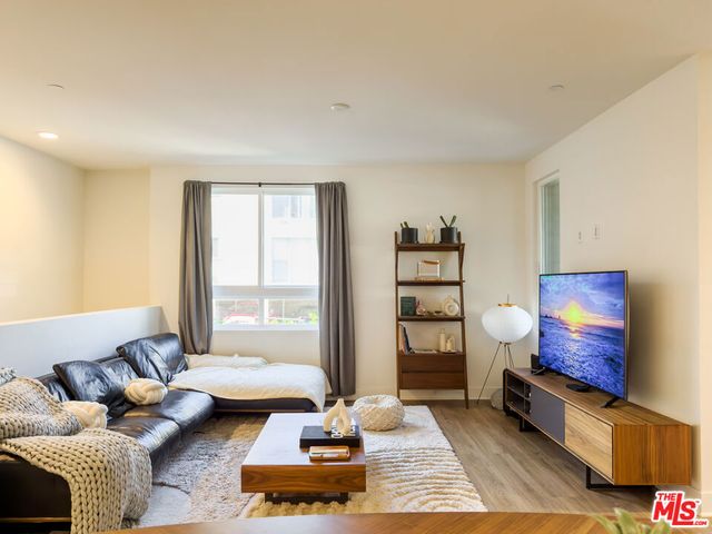 2111 N Cahuenga Boulevard 2, Los Angeles, CA 90068