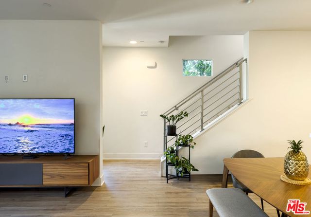 2111 N Cahuenga Boulevard 2, Los Angeles, CA 90068