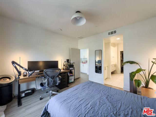 2111 N Cahuenga Boulevard 2, Los Angeles, CA 90068