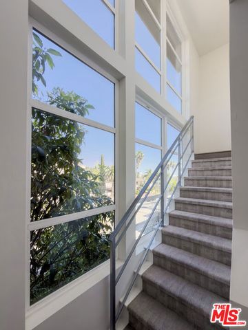 2111 N Cahuenga Boulevard 2, Los Angeles, CA 90068