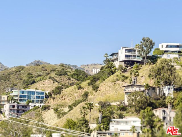 2111 N Cahuenga Boulevard 2, Los Angeles, CA 90068