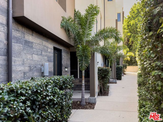 2111 N Cahuenga Boulevard 2, Los Angeles, CA 90068