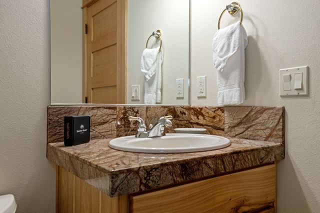 57561 Whistler Lane, Sunriver, OR 97707