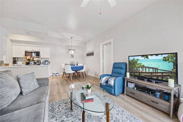 4710 Saint Croix LN 216, Naples, FL 34109