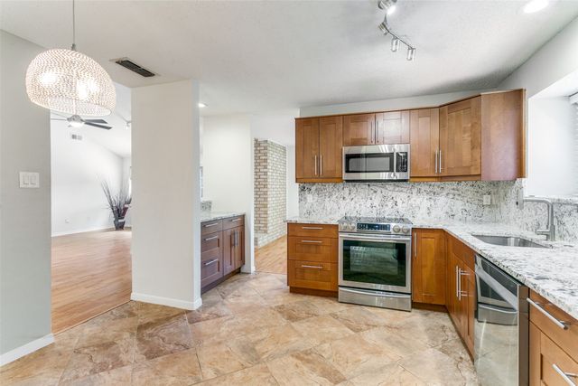 200 Lark Lane, Euless, TX 76039