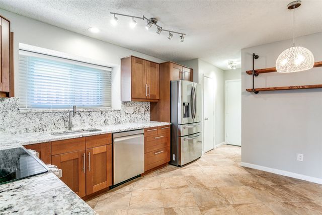 200 Lark Lane, Euless, TX 76039