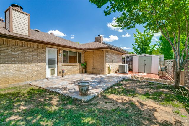 200 Lark Lane, Euless, TX 76039