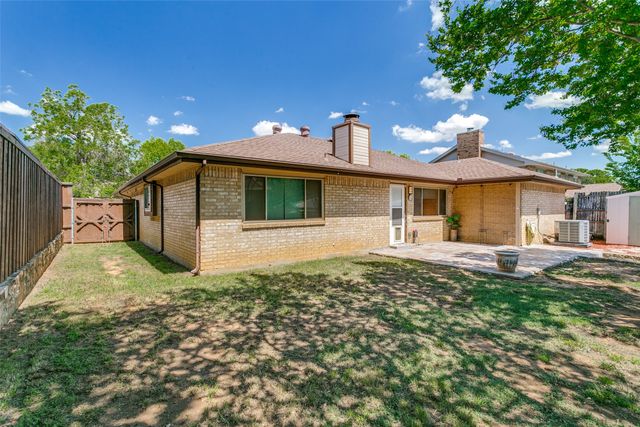 200 Lark Lane, Euless, TX 76039