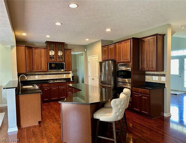 2556 Palmer Lane, Avon, OH 44011
