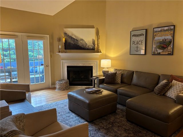 618 Kingsberry Circle, Mt Lebanon, PA 15234