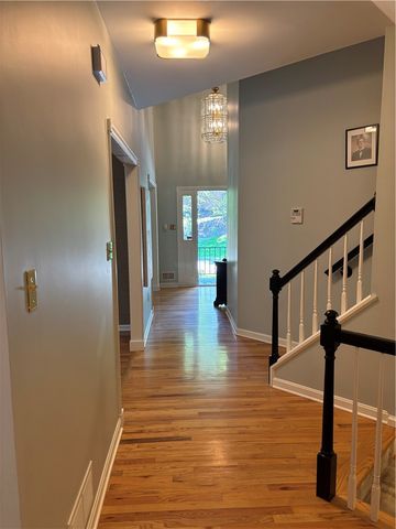 618 Kingsberry Circle, Mt Lebanon, PA 15234
