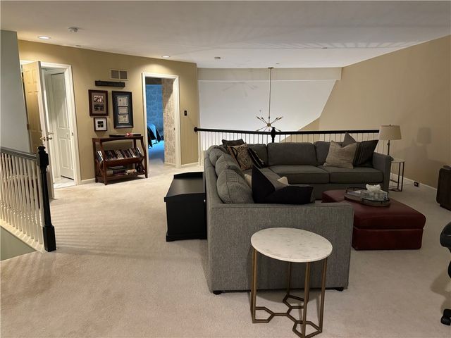 618 Kingsberry Circle, Mt Lebanon, PA 15234