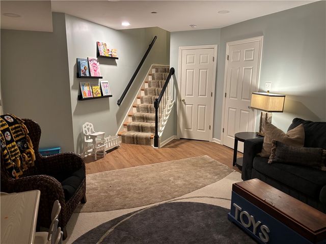 618 Kingsberry Circle, Mt Lebanon, PA 15234