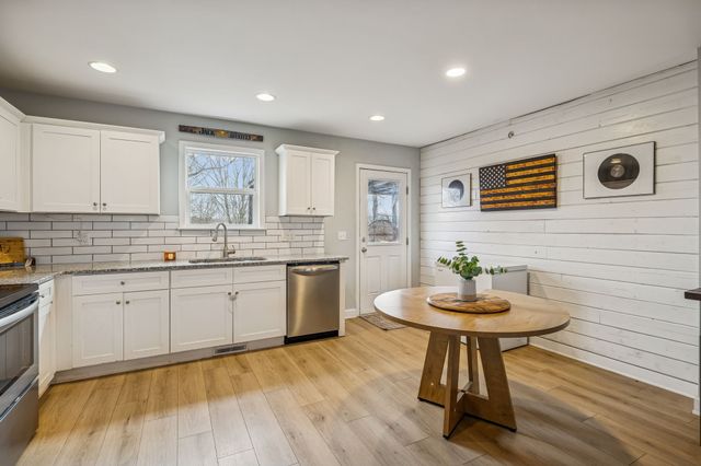 567 Skyview Dr, Ashland City, TN 37015