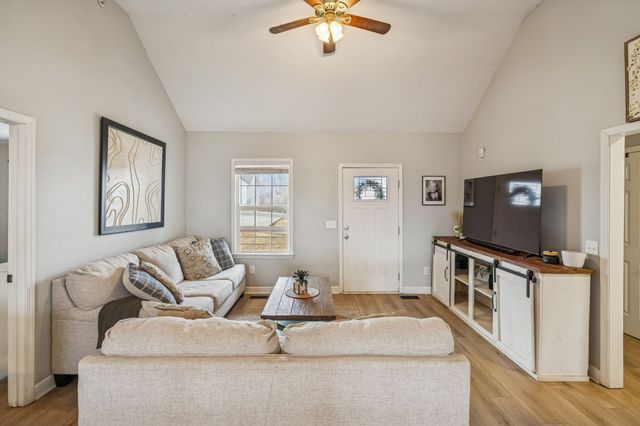 567 Skyview Dr, Ashland City, TN 37015