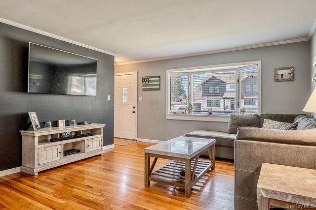 52 Midwood Avenue, Farmingdale, NY 11735