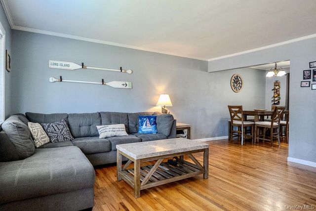 52 Midwood Avenue, Farmingdale, NY 11735