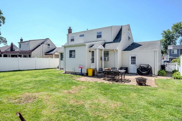 52 Midwood Avenue, Farmingdale, NY 11735