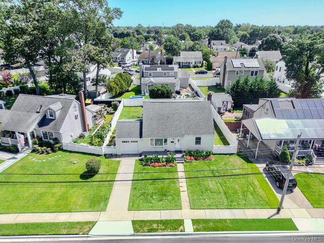 52 Midwood Avenue, Farmingdale, NY 11735