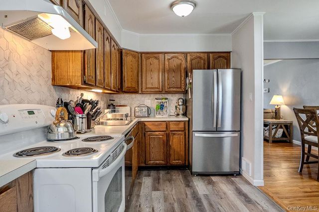 52 Midwood Avenue, Farmingdale, NY 11735