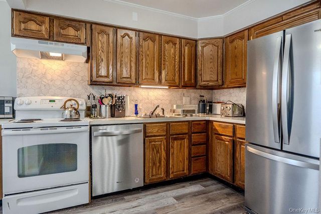 52 Midwood Avenue, Farmingdale, NY 11735