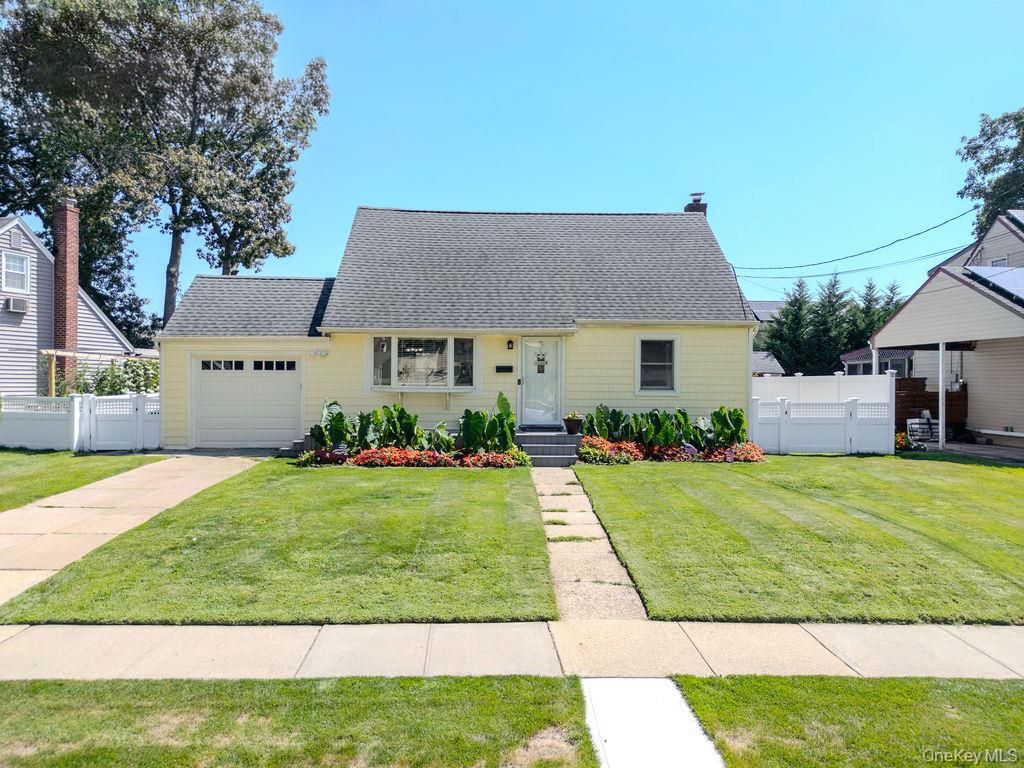 52 Midwood Avenue, Farmingdale, NY 11735